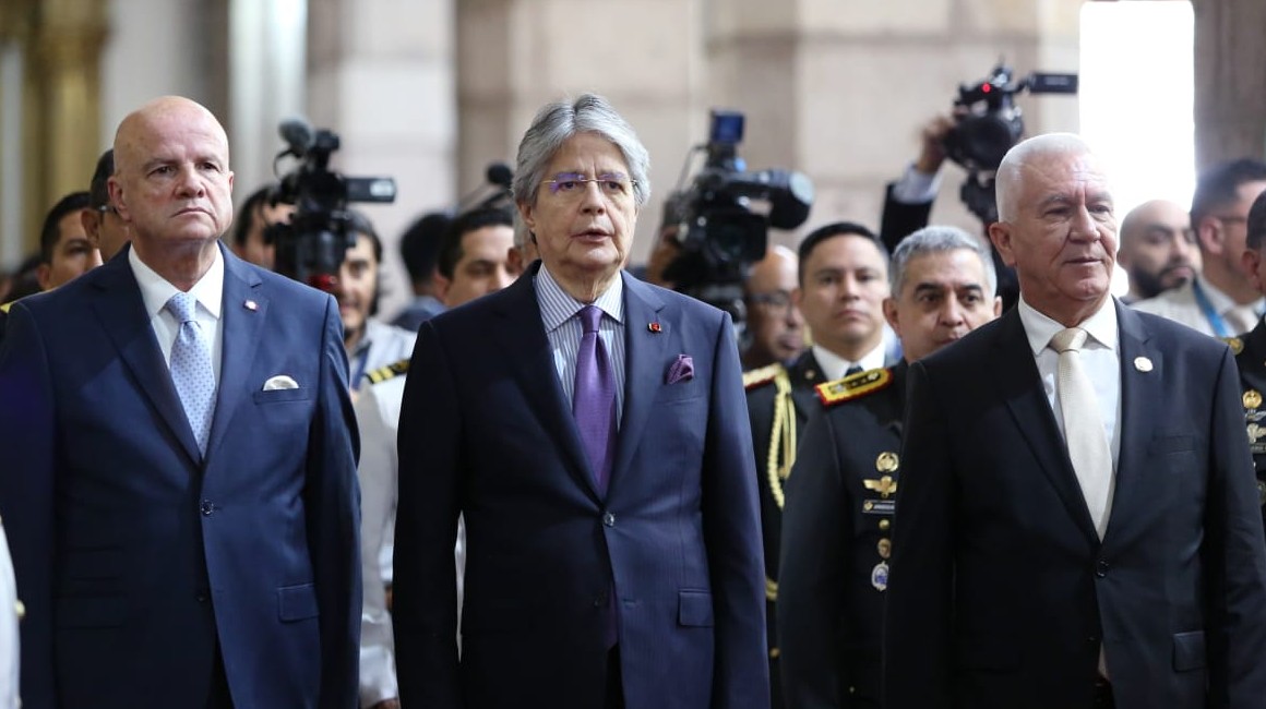 El presidente Guillermo Lasso (centro) junto al vicepresidente Alfredo Borrero y el ministro de Defensa, Luis Lara Jaramillo.