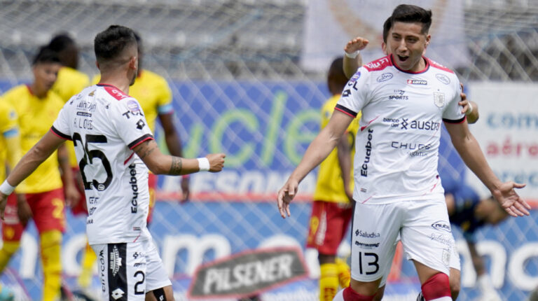 Los jugadores de Deportivo Cuenca celebran el primer gol ante Aucas, por la Fecha 12 de la LigaPro, el 28 de mayo de 2023.