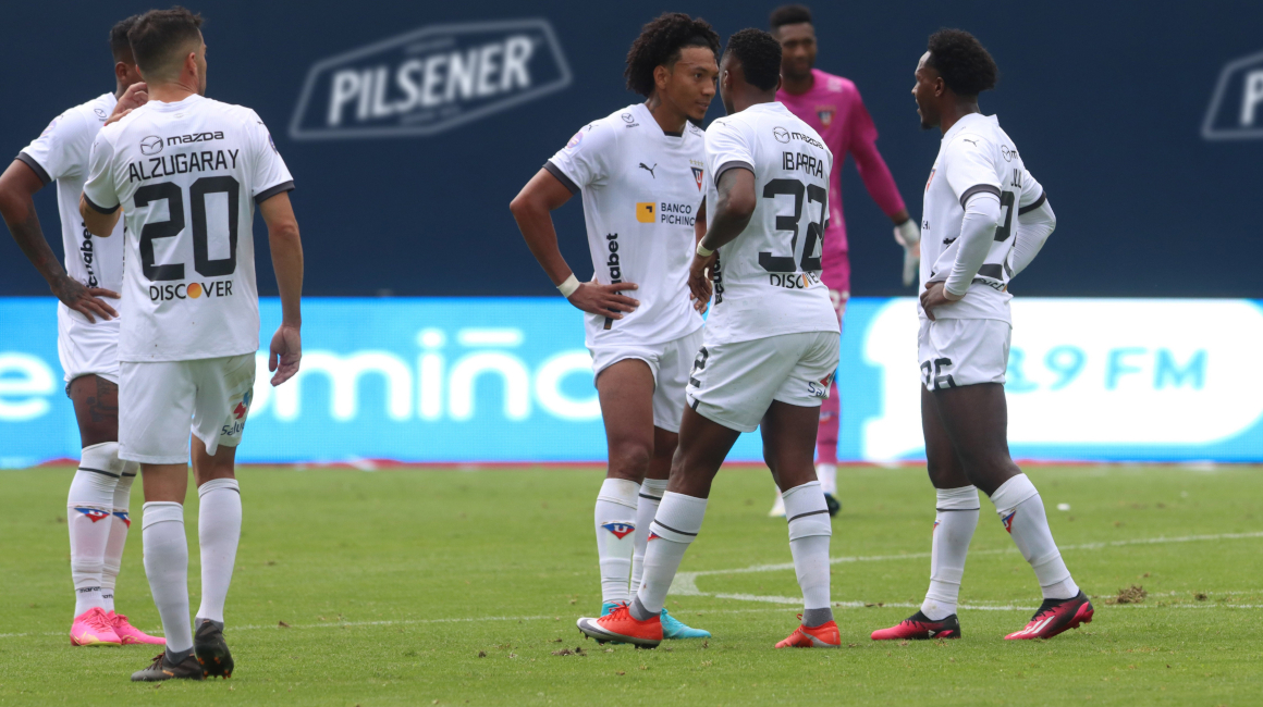 Los jugadores de Liga esperan la decisión del VAR en el partido ante Independiente del Valle, el 28 de mayo de 2023.