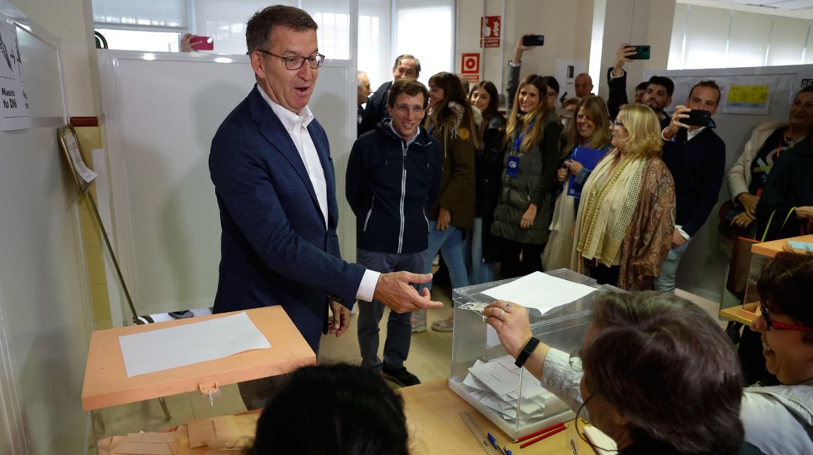 El presidente del Partido Popular, Alberto Núñez Feijóo (i) vota acompañado del alcalde de Madrid, José Luis Martínez-Almeida.