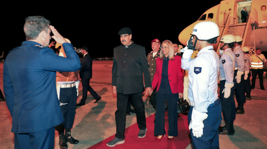 El presidente de Venezuela, Nicolás Maduro, llega al aeropuerto en Brasil, para una cumbre regional, el 28 de mayo de 2023. 
