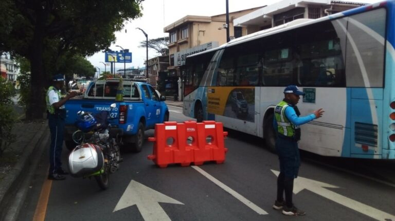 Asfaltado genera caos vehicular en el norte de Guayaquil