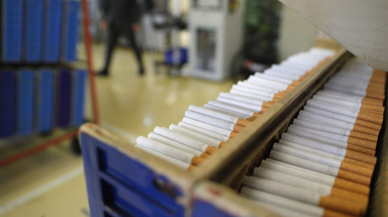 Cigarrillos en proceso de empaque en la empresa MACOTAB, en Furiani, Italia, el 8 de febrero de 2023.