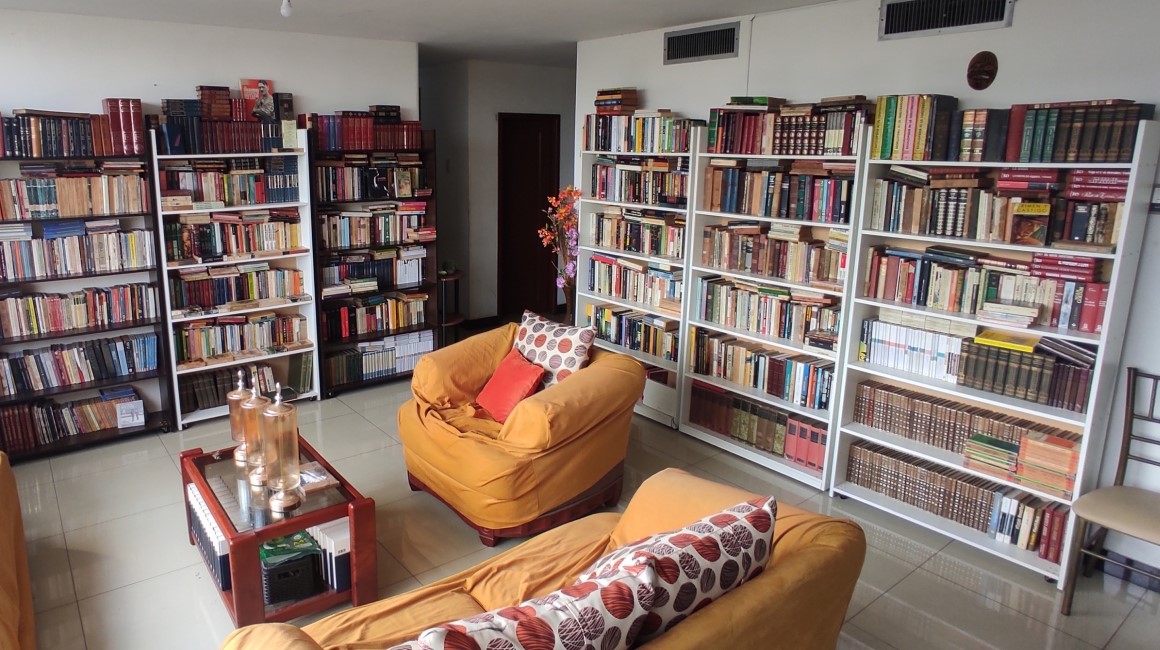 La librería La Gloriosa, que funcionaba en un domicilio en la Kennedy Vieja, al norte de Guayaquil, cerró sus puertas debido a amenazas extorsivas. 