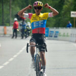 El ciclista ecuatoriano, Richard Carapaz, celebra su victoria en la Clásica Mercan'Tour en los Alpes, el 30 de mayo de 2023.