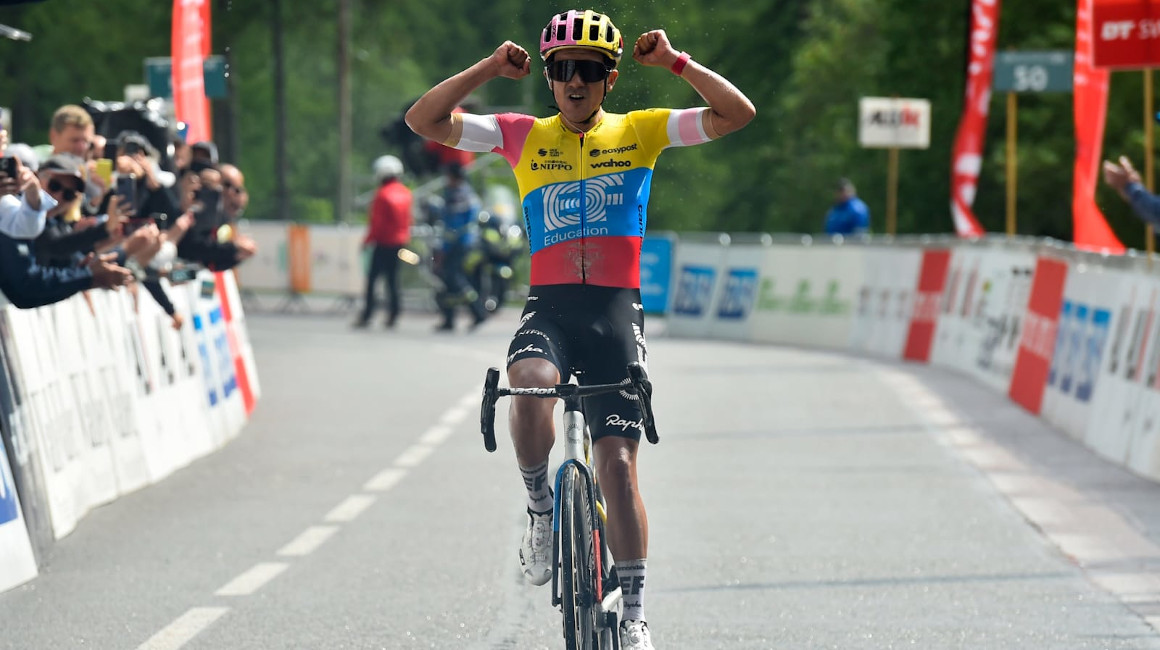 El ciclista ecuatoriano, Richard Carapaz, celebra su victoria en la Clásica Mercan'Tour en los Alpes, el 30 de mayo de 2023.