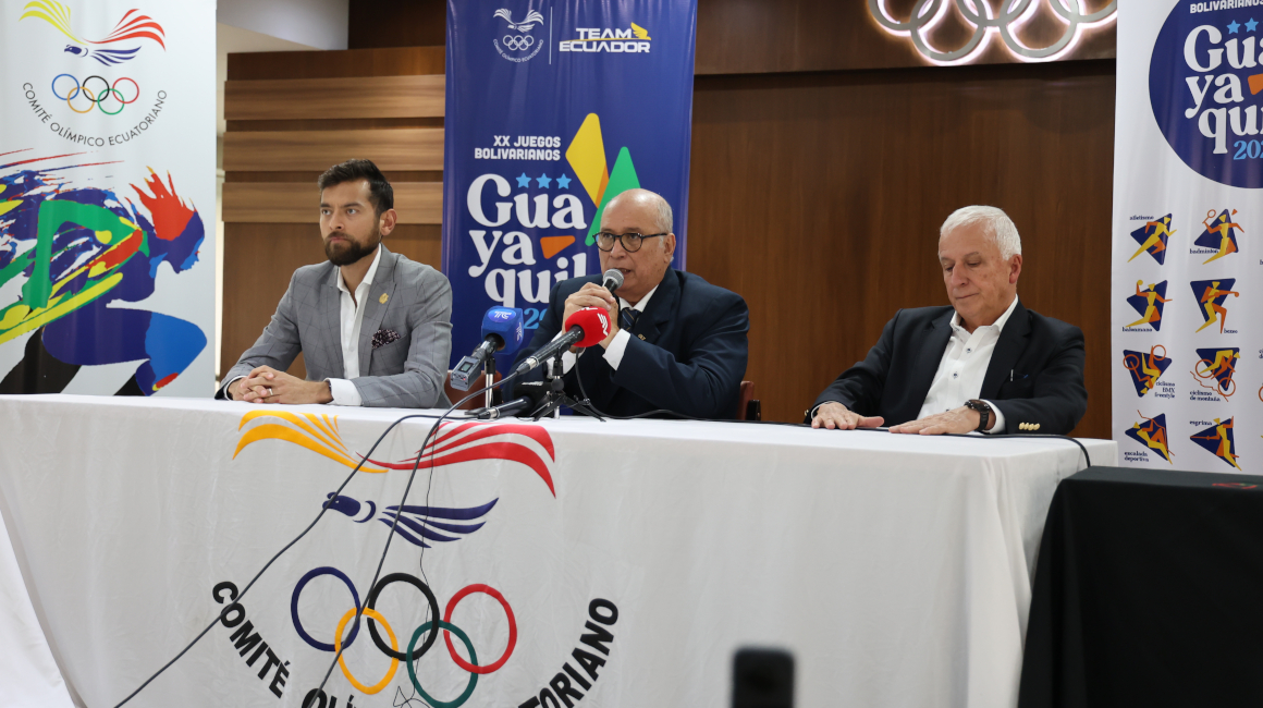 Sebastián Palacios, ministro del Deporte; Jorge Delgado, presidente del COE y Baltazar Medina, presidente de la Odebo, el martes 11 de abril, en una reunión de organización de los Juegos Bolivarianos.