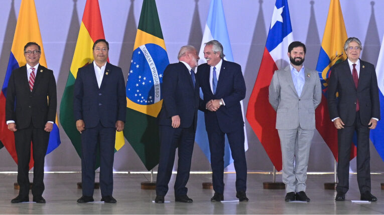 Los mandatarios de América del Sur posan para la foto oficial de la cumbre en el Palácio del Itamaraty, el 30 de mayo de 2023, en Brasilia.