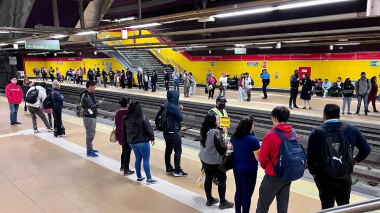 Usuarios del Metro de Quito en la estación San Francisco, el 9 de mayo de 2023.