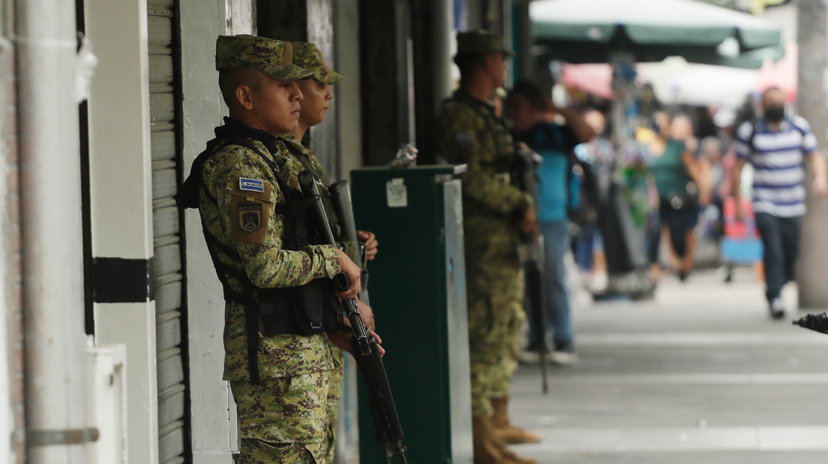 Soldados realizan patrullaje en el centro de San Salvador (El Salvador), el 30 de mayo de 2023.