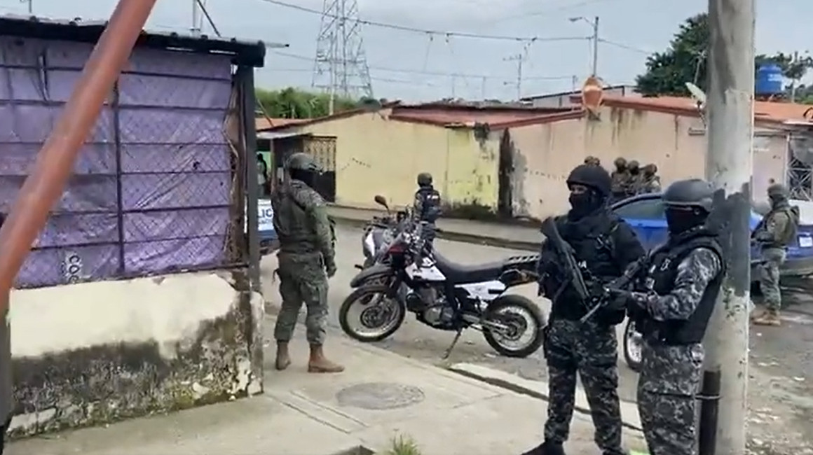 Miembros policiales y militares en un sector de SocioVivienda, noroeste de Guayaquil, el 31 de mayo de 2023.