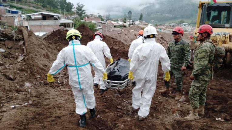 Rescatistas recuperan dos cuerpos del deslave en Alausí, el 30 de mayo de 2023. 