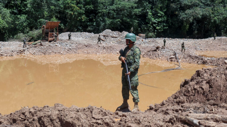Policías y militares realizan un operativo contra la minería ilegal, el 7 de mayo de 2023, en el sector de Guayusa en el Rio Punino, provincia del Napo (Ecuador).