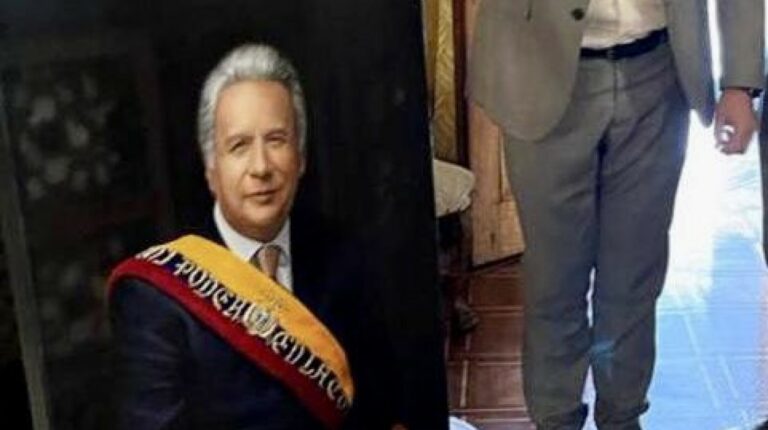 Lenín Moreno entrega su retrato para galería presidencial de Carondelet