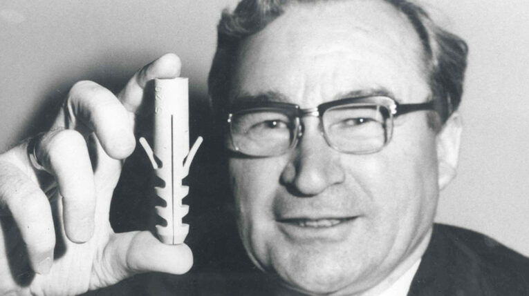 El alemán Arthur Fisher junto a su invento, el famoso 'taco Fisher', en 1958. 