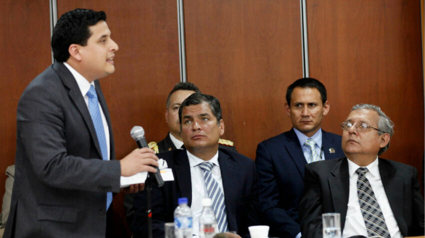 El 26 de febrero de 2012, el entonces presidente Rafael Correa junto a sus abogados, Alembert (izq.) y Gutemberg Vera (der.), en la Corte Nacional de Justicia.