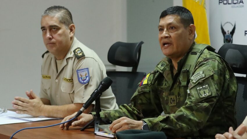 Los generales de Policía, Willian Villarroel, y del Ejército, Amílcar Alvear, en una rueda de prensa en Guayaquil, este 1 de junio de 2023. 