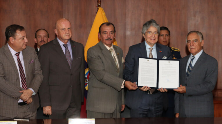 El presidente Guillermo Lasso junto al ministro Juan Zapata, el vicepresidente, Alfredo Borrero y los secretarios Wagner Bravo y Paco Moncayo, durante la firma del reglamento de la Ley de Uso Legítimo de la Fuerza, el 1 de junio de 2023.