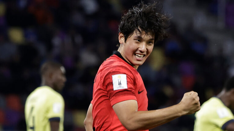 Seok Hyun Choi de Corea del Sur celebra su gol ante Ecuador en los octavos de final del Mundial Sub 20, el 1 de junio de 2023.
