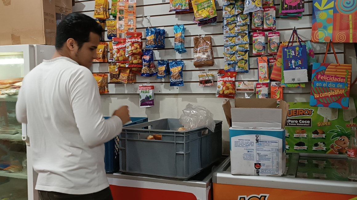 Andrés Dávila, encargado del Minimarket Los Trigales, localizado en la avenida 6 de diciembre, en el centro norte de Quito. 