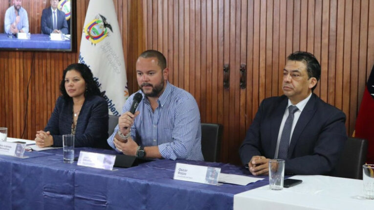 El titular del ministerio de Ambiente, José Dávalos (centro), en la rendición de cuentas de la entidad.