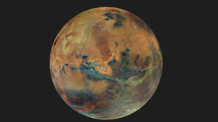 Vista panorámica del planeta Marta, a través de un telescopio. 