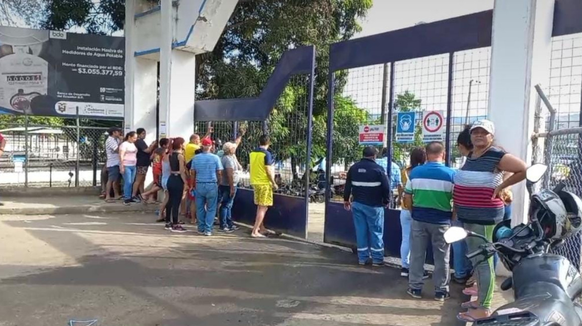 Habitantes de Portoviejo exigen  una solución ante el desabastecimiento de agua, en los exteriores de la planta Cuatro Esquinas, la única que abastece a Portoviejo, el 2 de junio de 2023.