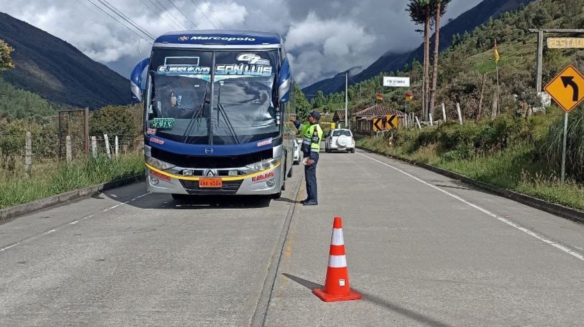 Agentes de la Comisión de Tránsito hacen un operativo en la vía E - 582 Cuenca - Guayaquil, el 28 de mayo de 2023.