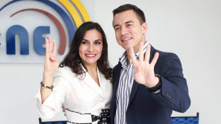 Daniel Noboa y Verónica Abad son el primer binomio presidencial confirmado, por una alianza entre el PID y Mover.
