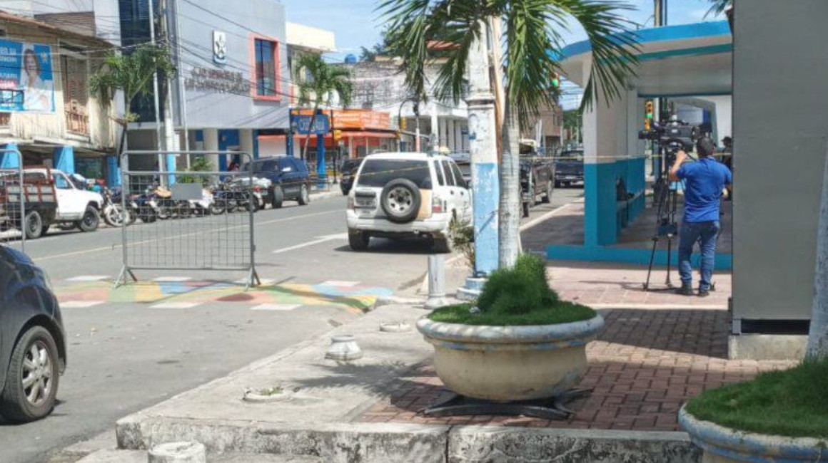 Los alrededores del Municipio de Yaguachi fueron acordonados para resguardar la seguridad de las autoridades, tras el crimen de alias 'La Mole'.