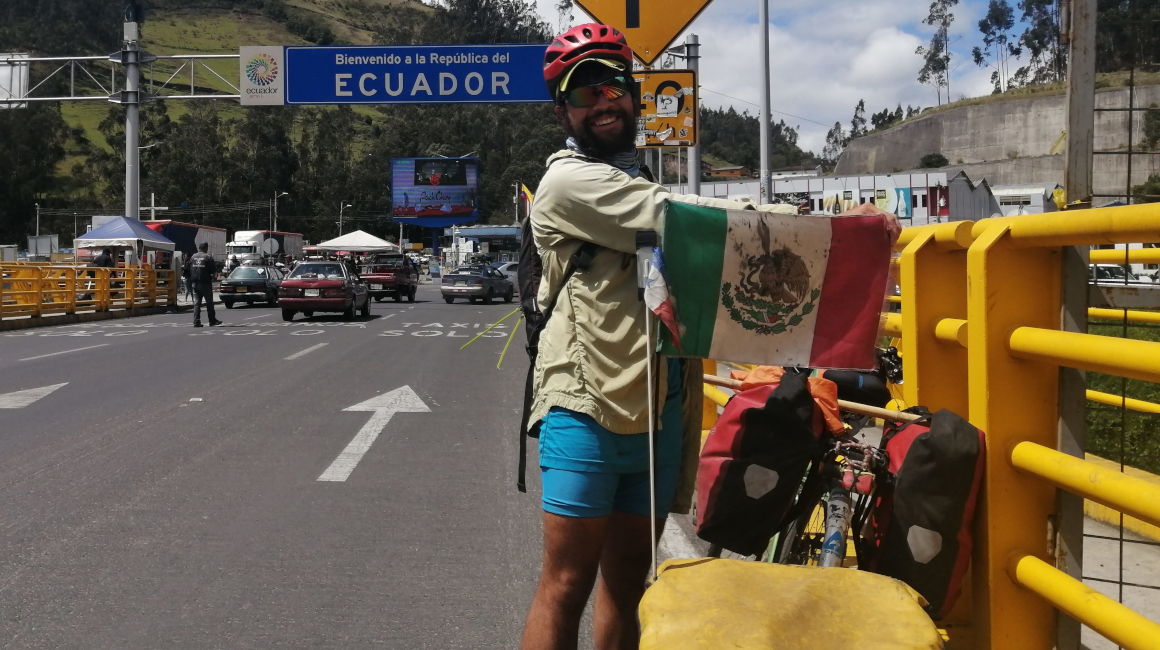 'Beto' Torres, en el puente de Rumichaca en la frontera de Ecuador y Colombia.