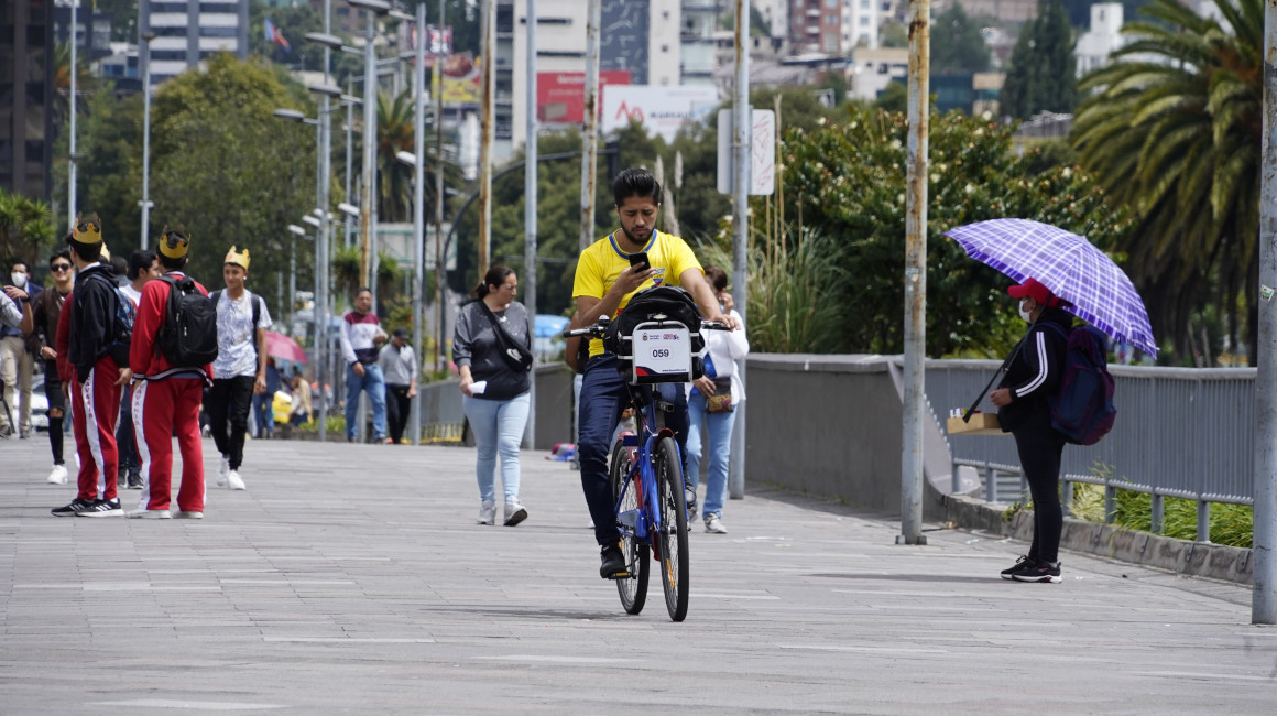 Un usuario conduce una bicicleta del Sistema de Bicicleta Pública de Quito, el 1 de junio de 2023.