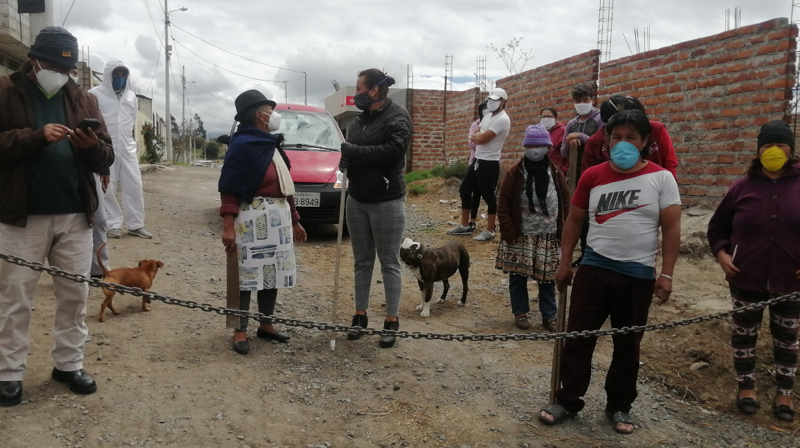 En la comunidad de San Alfonso, en Tungurahua, han colocado un control al ingreso para que personas extrañas al sitio no puedan ingresar.