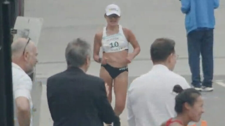 Glenda Morejón, llegando a la meta en el Gran Premio Cantones de La Coruña, el 3 de junio de 2023.