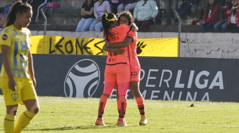 Las jugadoras de Barcelona se abrazan tras marcar un gol ante Leones del Norte por la Fecha 13 de la Superliga femenina 2023.