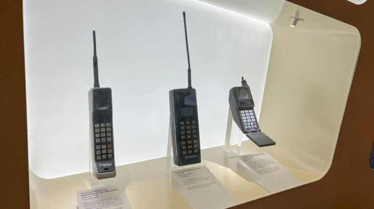 Casi 4.000 dólares costó el primer móvil que se comercializó en el mundo, un DynaTAC 8000x (i), de la marca Motorola, cuyo desarrollo costó entonces más de 100 millones de dólares (92 millones de euros) y que este 2023 cumple 40 años de vida. 