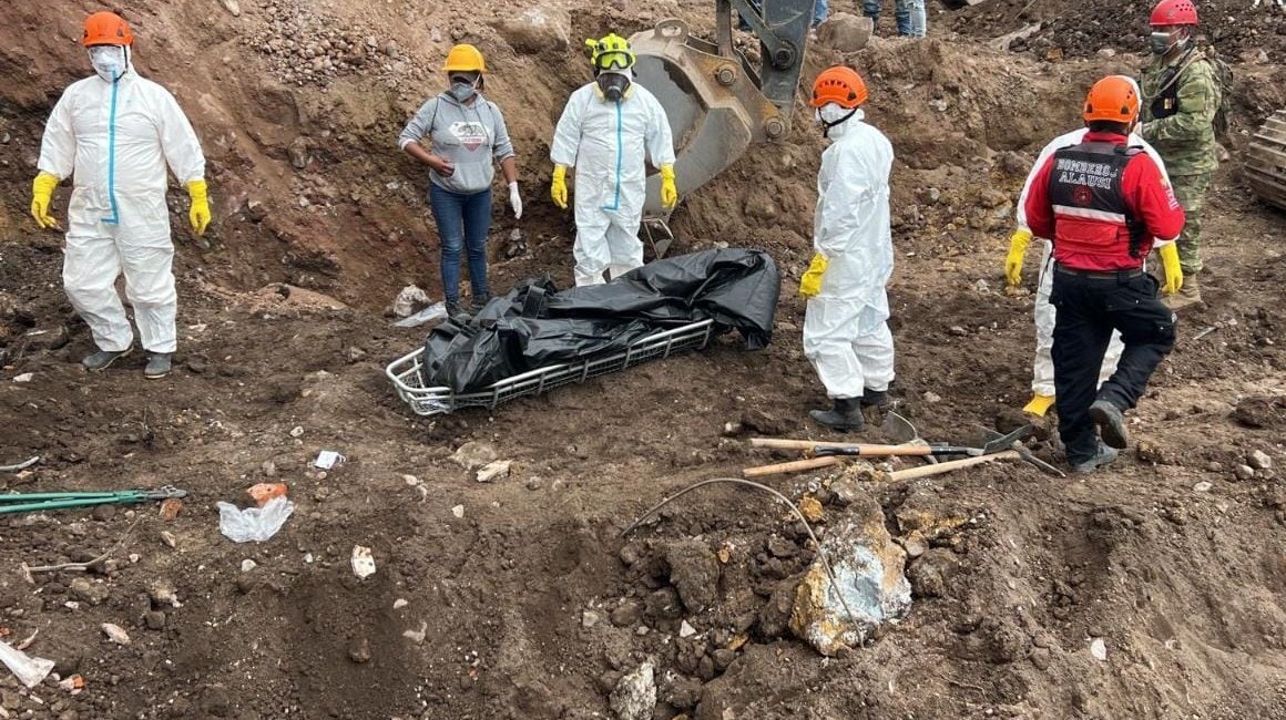 Rescatistas de las Fuerzas Armadas y otras entidades hallaron este 4 de junio el cuerpo de un fallecido en el deslave de Alausí.
