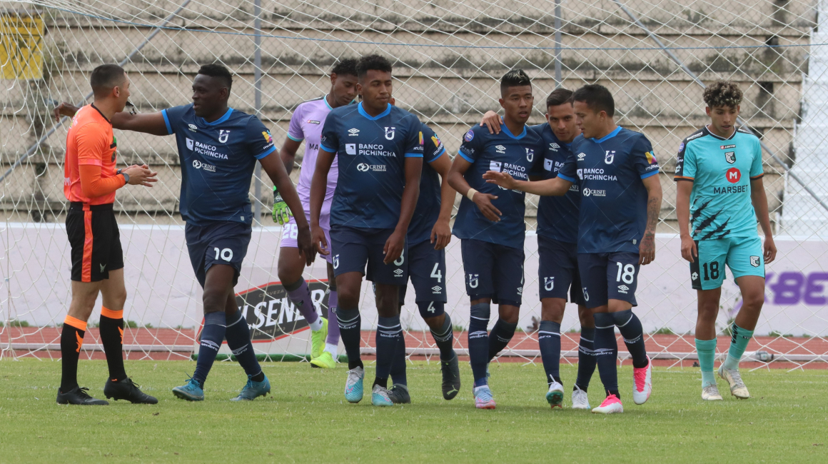 Los jugadores de Universidad Católica celebran un gol ante Cumbayá, el 4 de junio de 2023.