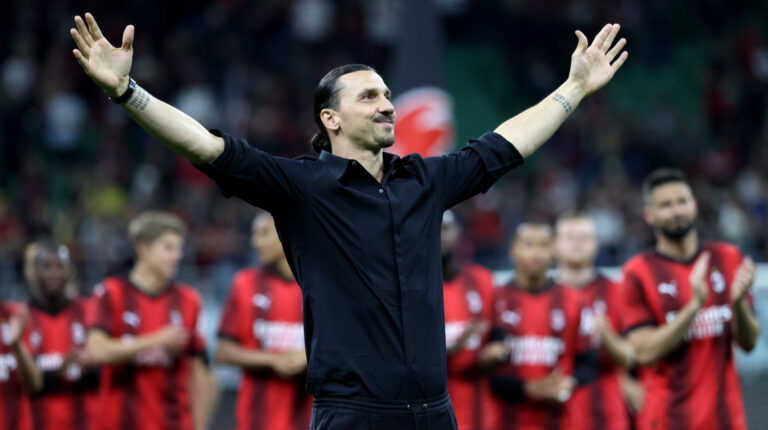 Zlatan Ibrahimovic es ovacionado por los aficionados del Milan en San Siro, el 4 de junio de 2023.