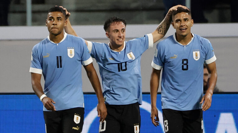Los jugadores de Uruguay celebran en el partido ante Estados Unidos, por los cuartos de final del Mundial Sub 20, el 4 de junio de 2023.