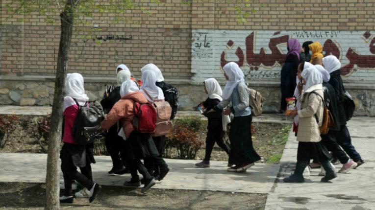 Niñas afganas abandonan su escuela por un día en Kabul, Afganistán, el 5 de junio de 2023. Casi 80 niñas fueron 