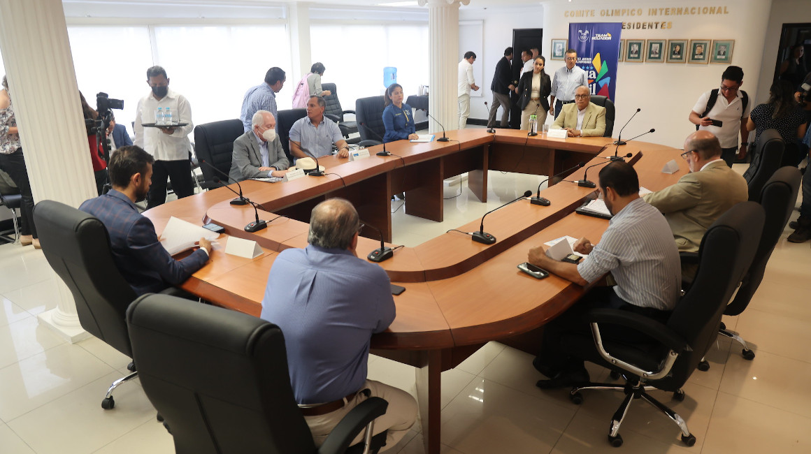 Deporte, Sebastián Palacios, junto a las autoridades del COE en una reunión sobre los Juegos Bolivarianos 2025 Guayaquil, el 30 de mayo de 2023.