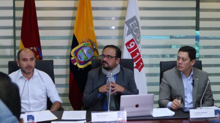 El prefecto del Azuay, Juan Cristóbal Lloret; el gobernador Paúl Carrasco y el alcalde de Cuenca, Cristian Zamora, en el Comité de Seguridad Provincial, el 5 de junio de 2023. 