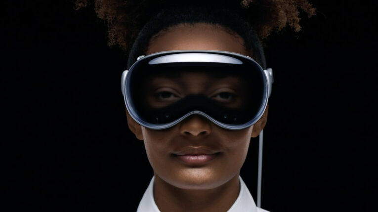 Una modelo con las nuevas gafas Apple de realidad aumentada, Vision Pro, el 5 de junio de 2023. 