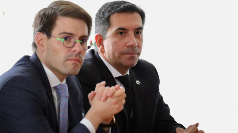 Roberto Meza (der.) junto a su abogado, Felipe Rodríguez, durante su versión por el caso Gabela, el 6 de junio de 2023.
