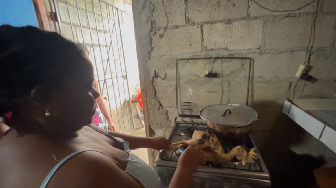 Una mujer cocina en el barrio La Propicia, de Esmeraldas, el 6 de junio de 2023.