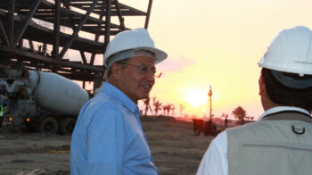 Pedro Merizalde, entonces ministro de Recursos Naturales, durante una verificación del avance de obras del Proyecto Turístico Las Palmas, en Esmeraldas, en octubre de 2015.