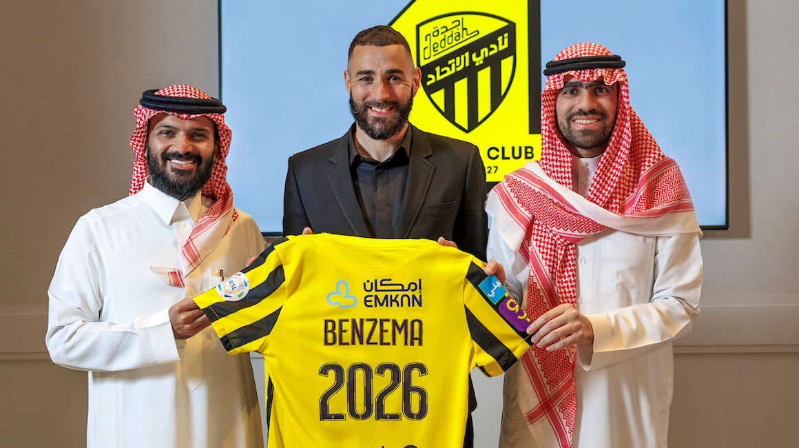 Karim Benzema posa con la camiseta del Al Ittihad, tras confirmarse su fichaje el martes 6 de junio de 2023.