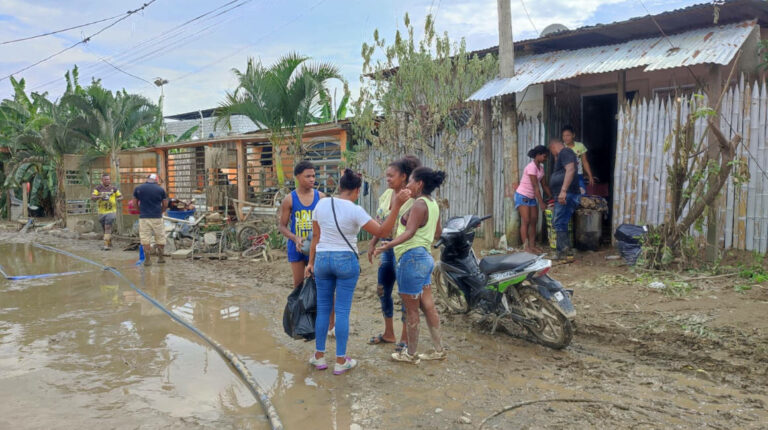 Lodo y escombros en el sector 50 casas, en Esmeraldas, donde se registraron inundaciones el 4 de junio de 2023.