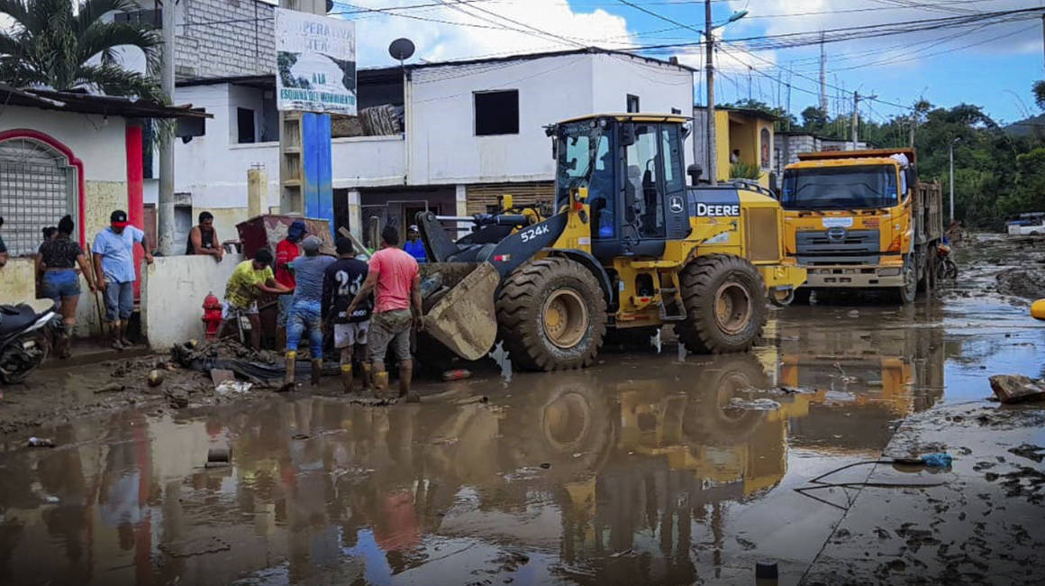 Limpieza de lodo y escombros que dejaron las inundaciones en Esmeraldas, el 5 de junio de 2023.